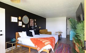 Hotel Mccoy - Art, Libations, Pool Society